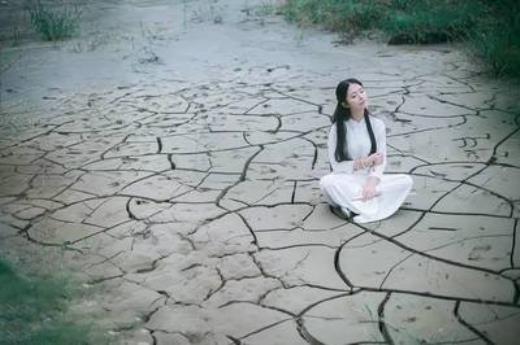 冬天下雨的心情说说(我追随着落在雨水里的花瓣…)